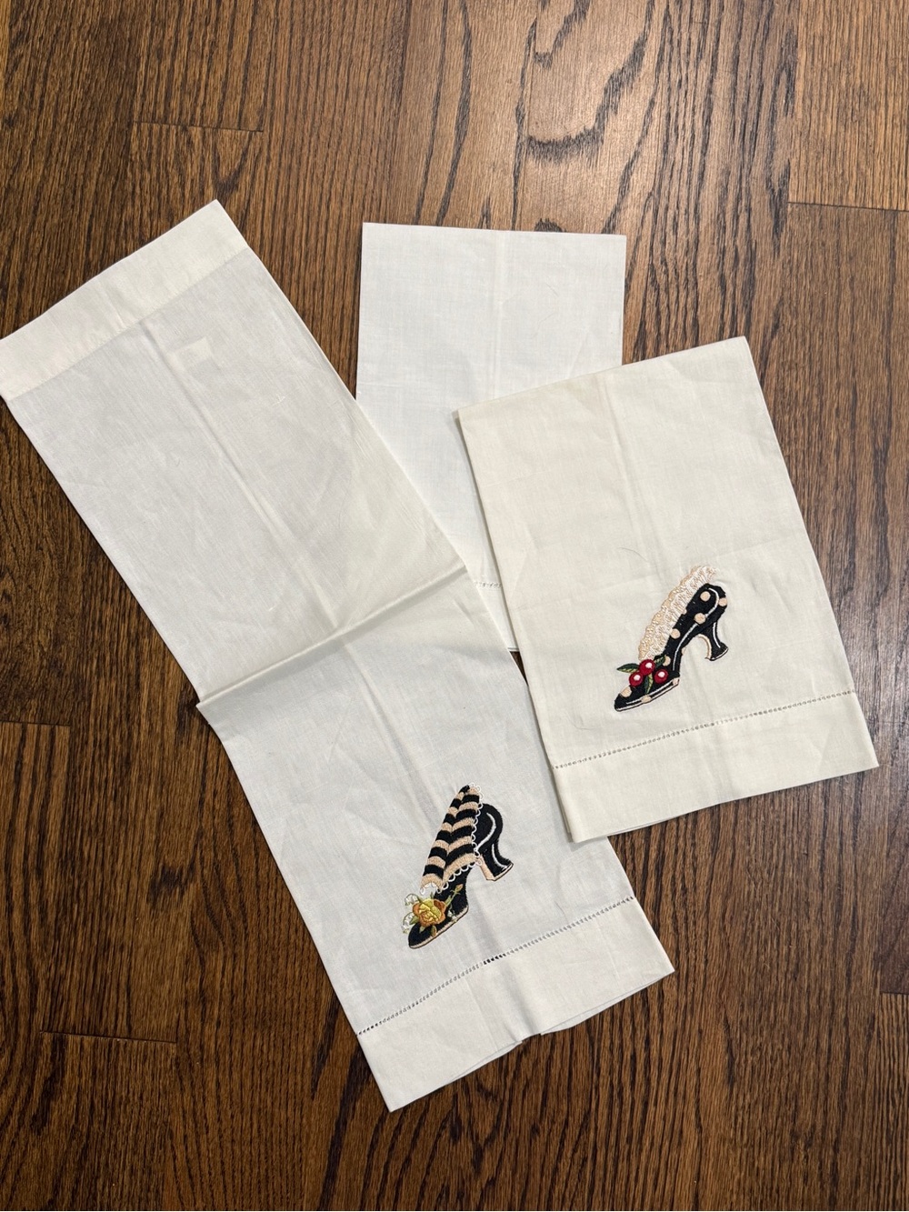 Embroidered Tea Towels With High Heeled Shoes - Set of 3 - Picture 5 of 8